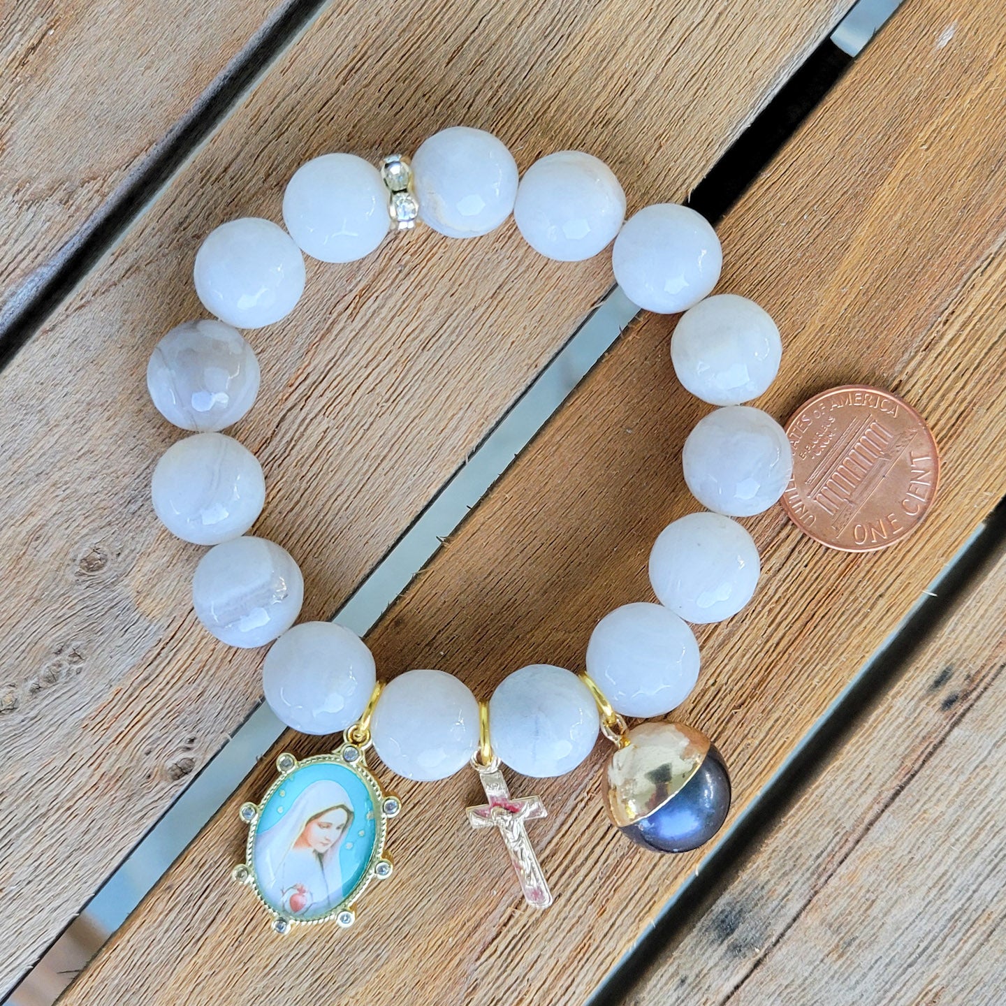 12mm lacey agate beads 2 medals 1 gold capped freshwater peacock pearl stretch bracelet