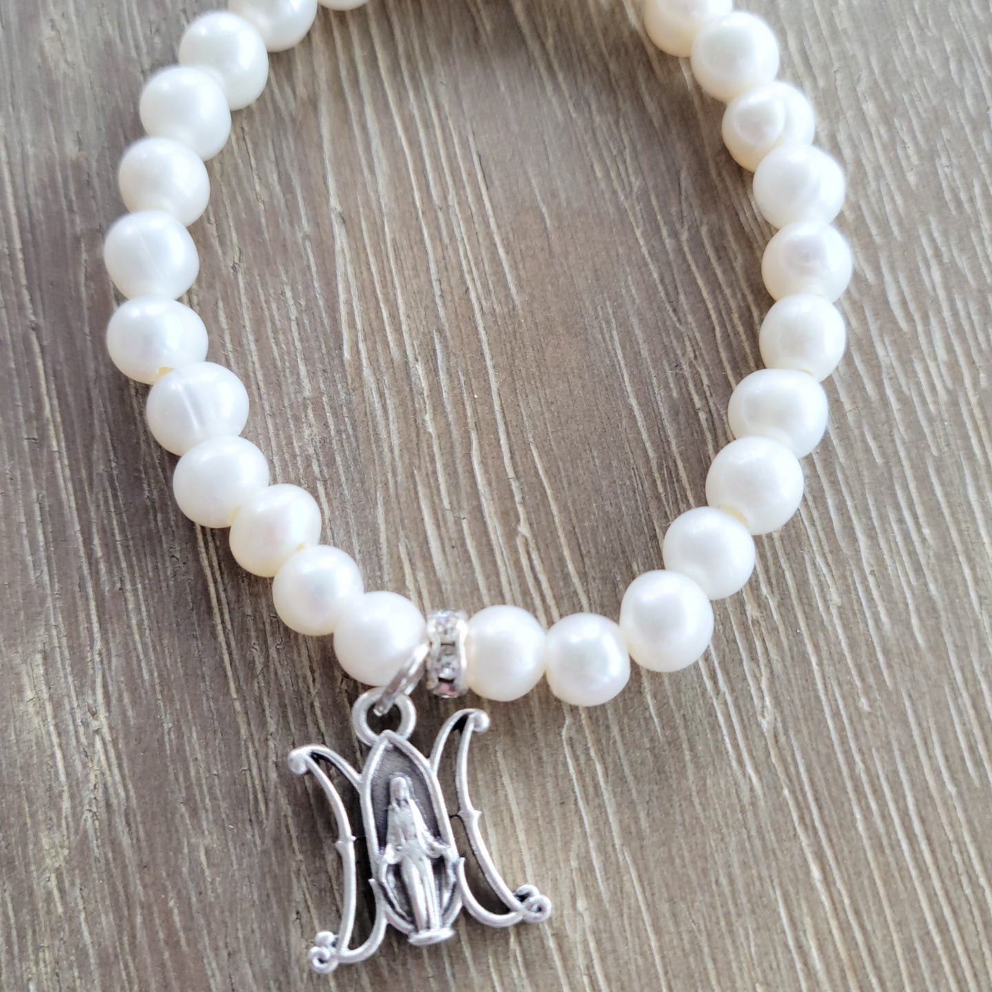 Potato shaped freshwater pearls stretch bracelet with miraculous M medal