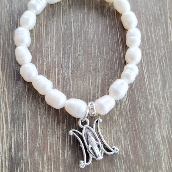 Rice shaped freshwater pearls stretch bracelet with miraculous M medal