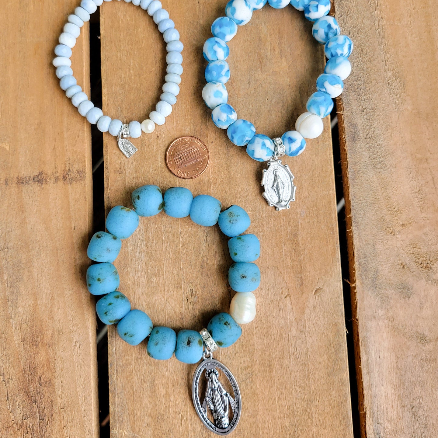 turquoise glass w/ freshwater pearl and 2" Miraculous medal stretch bracelet