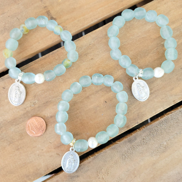 recycled glass beads 1 freshwater pearl bead stella Maris medal stretch bracelet
