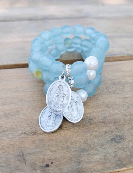 recycled glass beads 1 freshwater pearl bead stella Maris medal stretch bracelet
