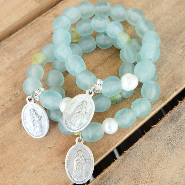 recycled glass beads 1 freshwater pearl bead stella Maris medal stretch bracelet