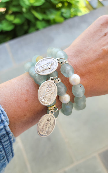 recycled glass beads 1 freshwater pearl bead stella Maris medal stretch bracelet