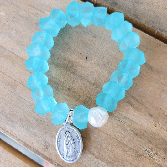 12mm recycled glass beads 1 freshwater pearl bead stella Maris medal stretch bracelet