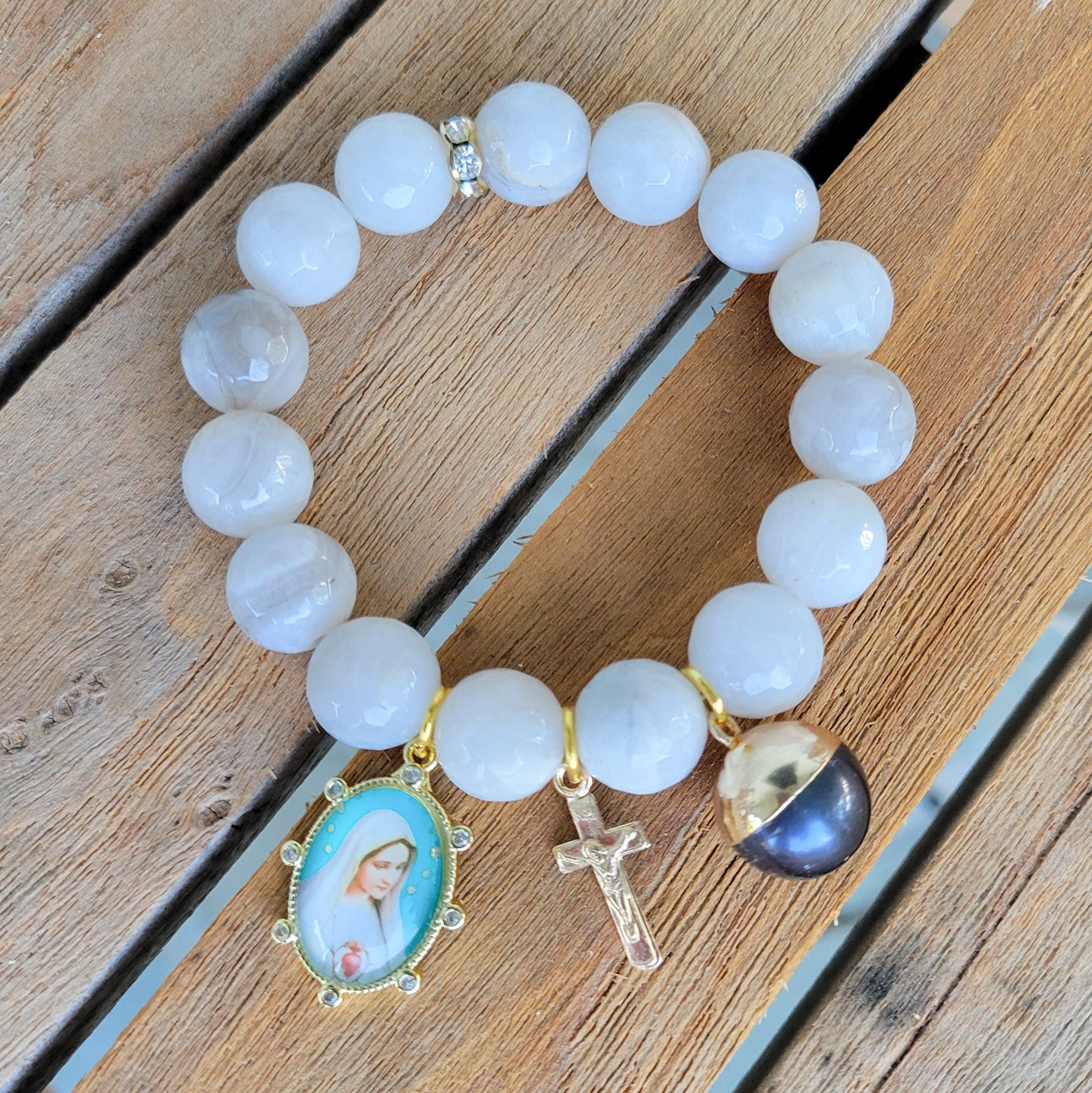 12mm lacey agate beads 2 medals 1 gold capped freshwater peacock pearl stretch bracelet