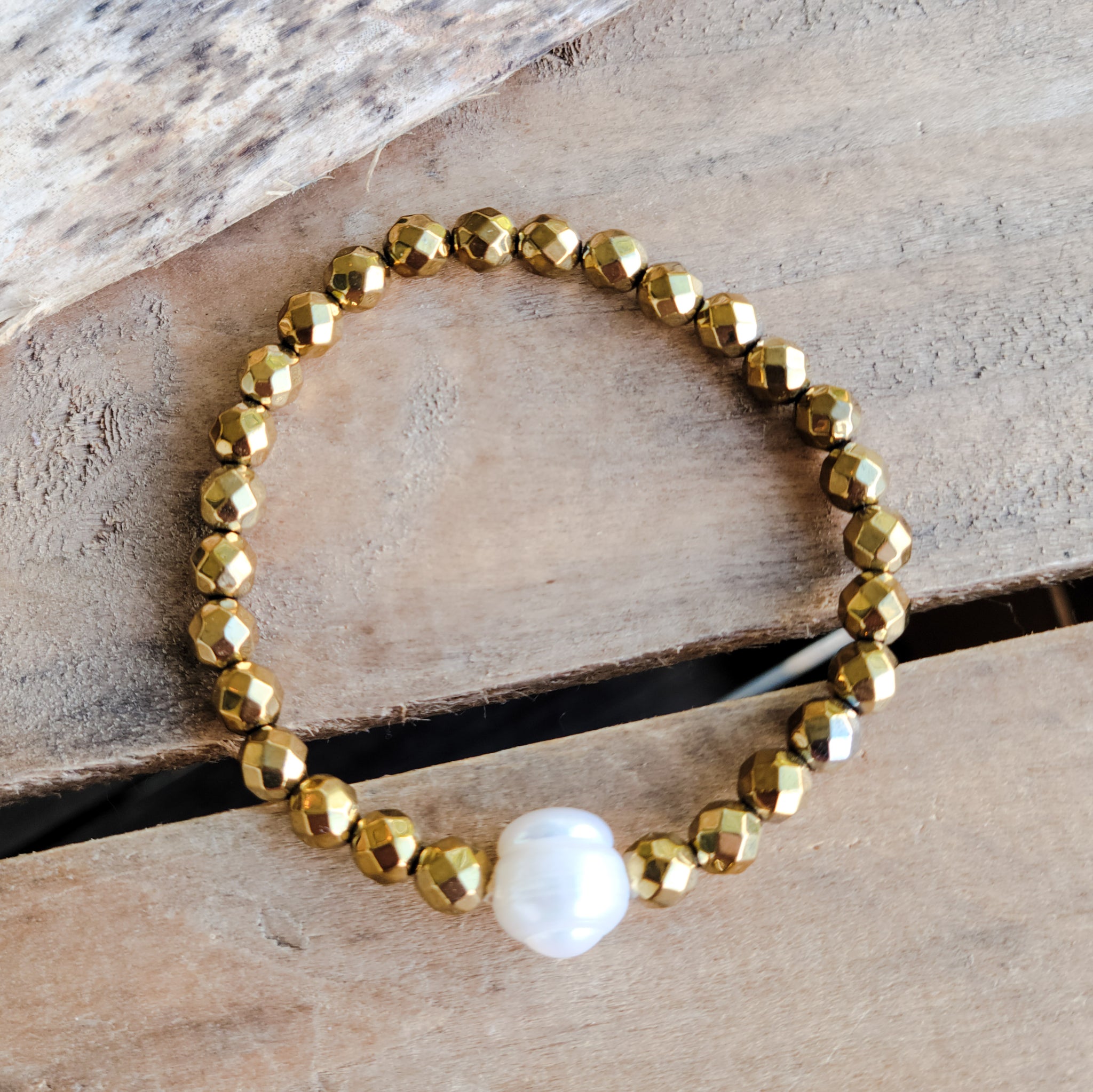 6mm gold hematite fw pearl stretch b